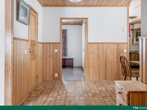 Eteinen tuulikaapista katsottuna