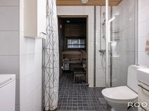 Kylpyhuoneessa on tilaa myös perheen pyykkihuollolle. Kylpyhuonekalusteet on uusittu vuonna 2019.