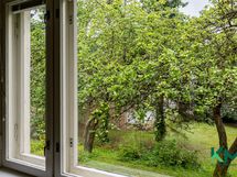 Vehreät näkymät ikkunoista pihamaalle