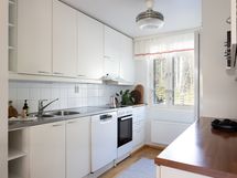 Valoisa keittiö