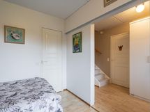 Alakerran makuuhuone