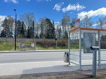 Bussipysäkit heti talon edustalla.