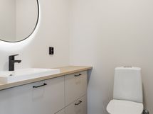 Wc-tila on tyylikäs ja sopivan kokoinenkin. Valaistuksia myöten valmis.