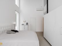 Makuuhuoneen yhteydessä on wc/suihkutila