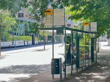 Bussipysäkeille kävelee muutamassa minuutissa.
