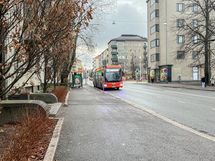 Talon edessä on heti bussipysäkki.