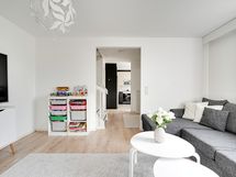 Olohuoneeseen mahtuu sohvakalusteiden lisäksi tarvittaessa työpiste tai kaksikin.