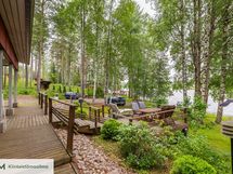 Viihtyisä oleskeluryhmä vierasmökin edustalla