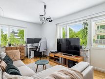 Tämän kodin sydän on valoisa olohuone kahteen suuntaan avautuvine ikkunoineen.
