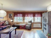 Olohuonetilassa on käsittelemätön leveä kuusipaneeli.