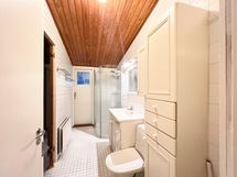 Kylpyhuoneesta on käynti parvekkeelle.