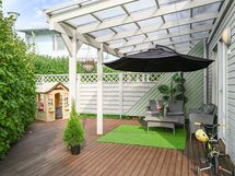 Koko pihaa ympäröivät aidat/pensasaita.