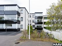 Sisäänkulku takapihan kautta