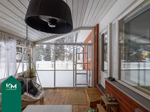 Lasitettu terassi takapihan puolella