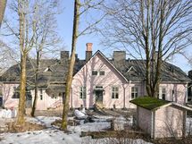 Julkisivu pihan puolelta kevättalvella.