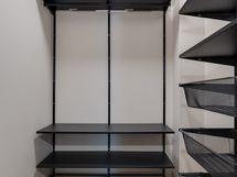 Vaatehuoneessa valmiit kalusteet/ Förvaringssystem färdigt installerad in i klädrummet