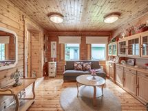 Olohuoneen pienempi syvennys, vasemmalla makuuhuone