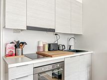 Avokeittiössä nykypäiväinen varustelutaso, integroitu astianpesukone ja yhdistelmäuuni.