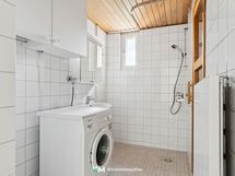Täysin laatoitettu kylpyhuone