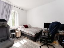Makuuhuone sisäpihan puolelle