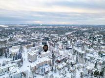 Sijainti on hyvä ajatellen kattavia palveluita, liikenneyhteyksiä ja ulkoilualueita.