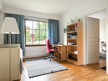 Alakerran isompi makuuhuone