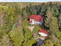 Upea kivitalo puhtaan luonnon keskellä