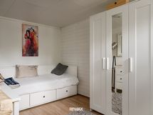 Alakerran huone ja ikkuna suuntaa lammelle