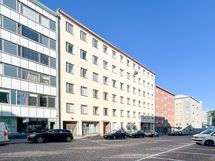 Taloyhtiö seisoo jykevästi omalla tontillaan