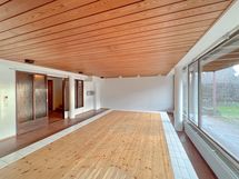 Asunnossa on käytöstä poistettu kannellinen uima-allas, jossa on hyvin säilytystilaa.