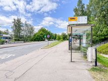Pysäkki Kukintie on talon lähellä.