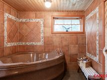 Päärakennuksen pesuhuone ja sisäporeamme