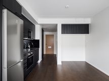 Alkoviin mahtuu 160cm sänky. Säilytystilaa luotu myös sängyn yläpuolelle.