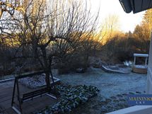 Kylpytilasta ja saunasta on käynti takaterassille ja pihalle.