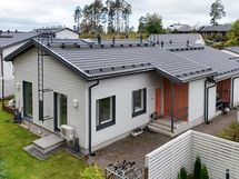 asunto etupihan ja sisäänkäynnin puolelta, sisäänkäynnin yhteydessä on oma varasto