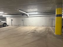 Lämmin autohallipaikka nro 53.