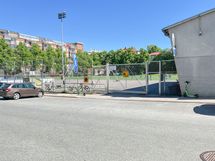 Suosittu parkin urheilukenttä löytyy läheltä.