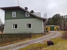Talon vasen sivu ja tulo tie pihalle