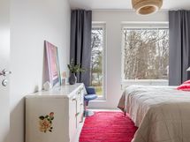Yläkerran rauhassa sijaitsee tilava päämakuuhuone mahtavilla näkymillä.