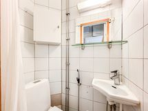 Kodissa ei ole suihkua, mutta löytyy bidee sekä kulman takaa julkinen sauna.