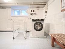Pesutuvan vieressä on kuivaushuone. Taloyhtiössä myös saunatilat. Saunamaksu 10€/kk/4krt