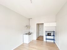 Ylimmän kerroksen siistikuntoinen asunto, jossa sähkö sisältyy vuokraan.