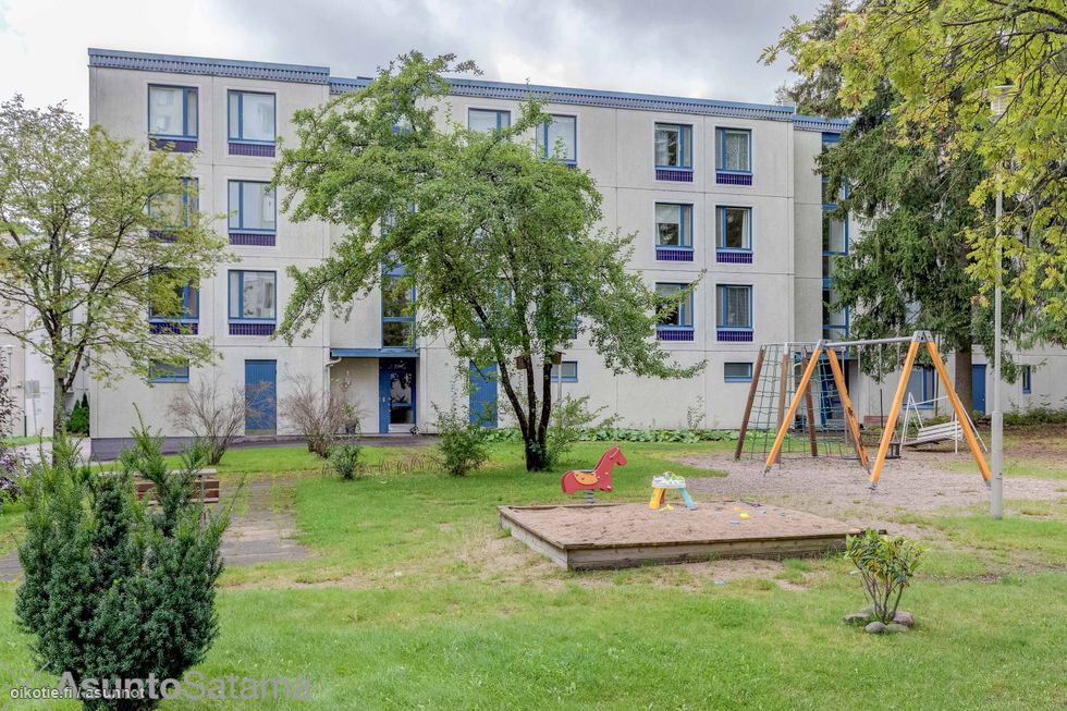 Pihajulkisivu A-porras ja iso lapsiystävällinen piha.