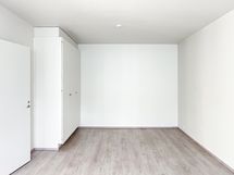 Makuuhuoneeseen mahtuu suuren parisängyn lisäksi hyvin työpiste tai mitä ikinä keksit!