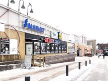 Kontulan ostoskeskuksen palvelut, ruokakaupat sekä metroasema n. 850 m päässä.