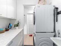 Kodinhoitohuone eteisen ja keittiön välissä, läåikulkumahdollisuus, pesutornille tila