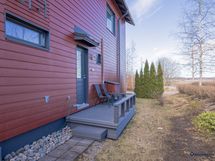 Kodinhoitohuoneesta käynti takaterassille