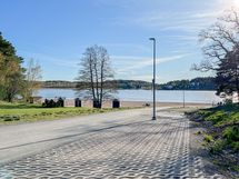 Suosittu uimaranta löytyy läheltä. Rannalla myös avantouinti mahdollisuus.