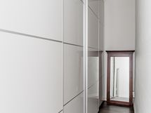 Alakerran makuuhuoneen vaatehuone