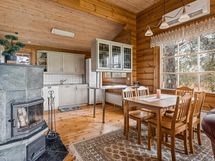 Ruokailutila ja keittiö